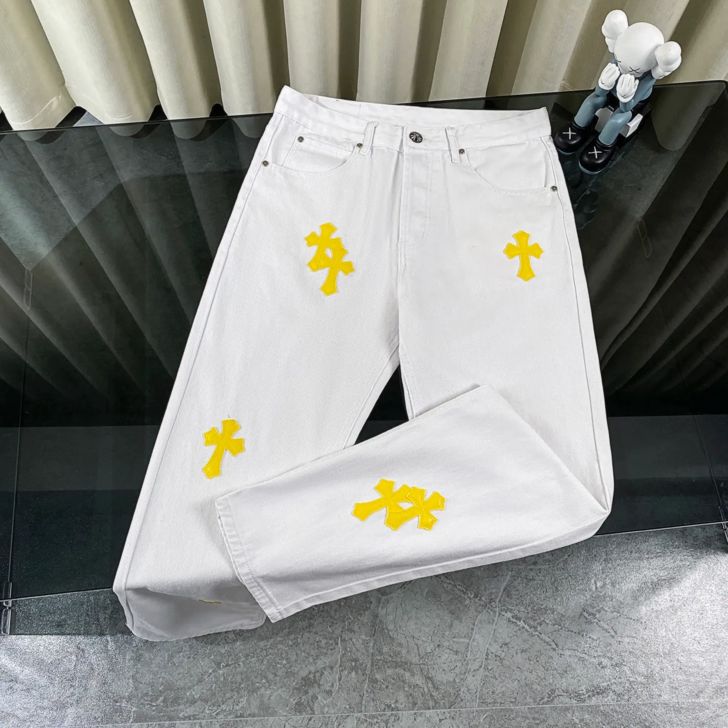 🅿️280 [Strongest Version] Chroe Hets CH Chroe Heart-Patched Leather White Yellow Leather Label Jeans Customized Metal Buckle Legs Washed, Distressed, Tear-Down Ceiling-Level Jeans ‼ About Zangyin✅This is an extremely luxurious fashion brand that can also be called the aristocrat of the high street. It has always been an exclusive brand for some hipsters or the rich second generation. Compared with ordinary high streets, it is more luxurious and noble. Compared with luxury brands, it is more fashionable and individual. Top heavy industry fashion design✅Consistently high street luxury style creation. Speaking of this style, the Zangyin family and the GU family are definitely among the leading representative brands. Especially the Zangyin family's creation of high street style has really achieved an effect of transformation. The color of this model is already very eye-catching by using a unique washed material. It is decorated with pink patchwork cross flowers, which cleverly highlights the charm of the brand. Secondly, this model adopts a classic high-waist cut design, which highlights the long legs and fashionable temperament of the upper body. The brand is highly recognizable and the slim-fitting configuration is more suitable for daily wear. The personality will be fashionable and the specifications can be seen at a glance. Materials and technology ✅ Needless to say, this point goes without saying. As an excellent craftsman brand, Zangyin's requirements for details and craftsmanship are really perfect. The washed color of this model has gone through a lot of processes, not to mention the embellishment of the denim appliqués. It is also purely handmade and sewn. Just like what they believe in, only handmade things have soul and have the meaning of wearing. A top-notch heavy-duty fashionable denim item, recommended by both hands‼   Size: 30-36